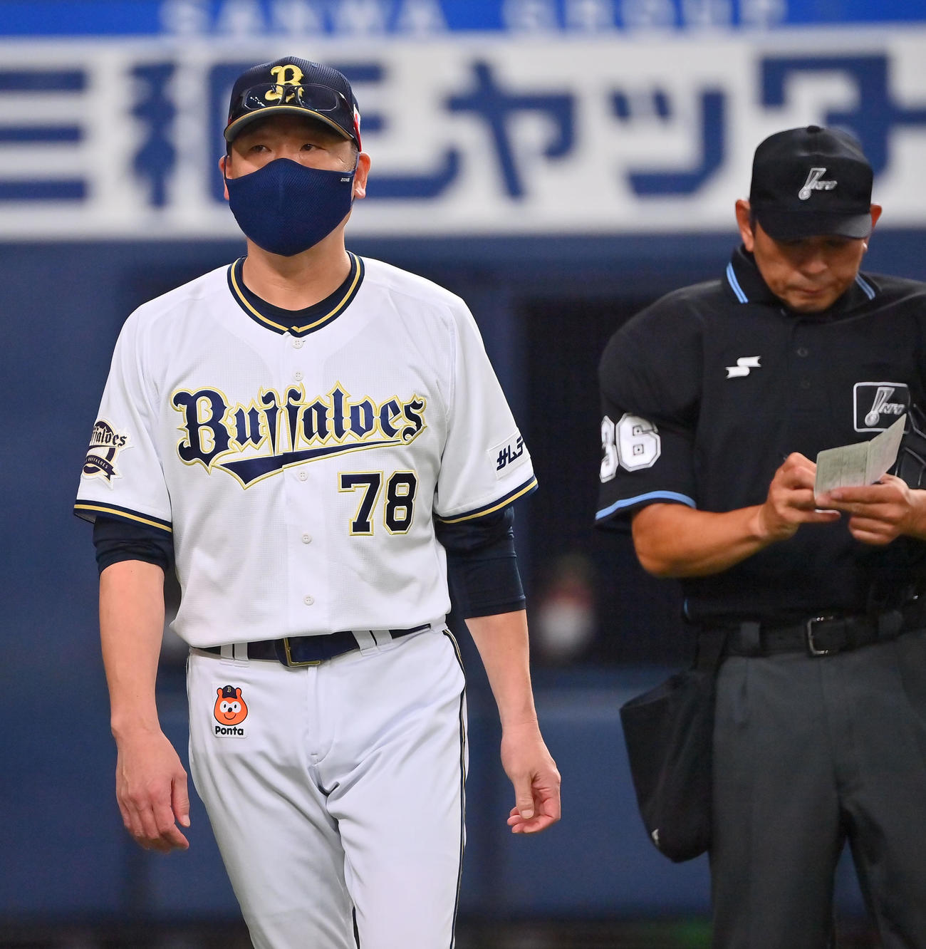 オリックス対ソフトバンク　8回表、2番手に阿部を告げるオリックス中嶋監督（撮影・和賀正仁）
