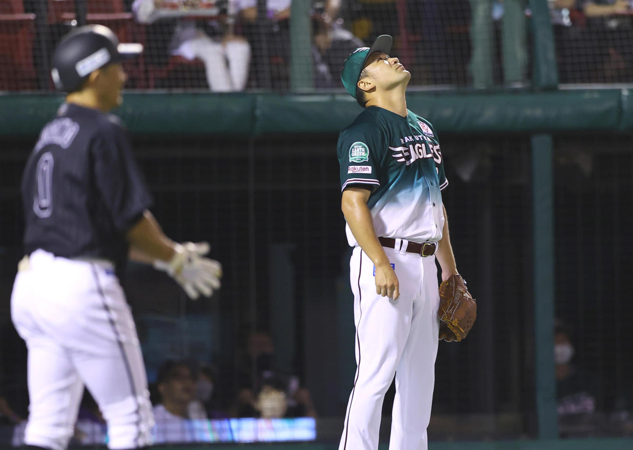 2回表ロッテ2死二塁、茶谷に適時打を許し天を仰ぐ田中将（撮影・垰建太）