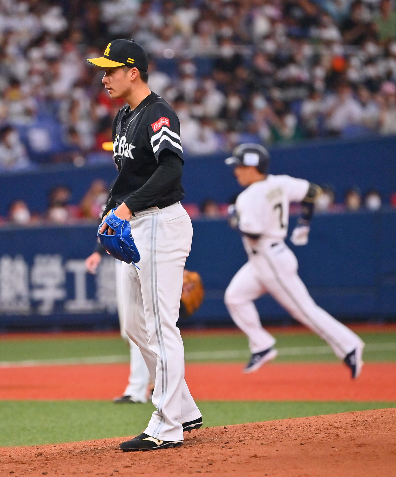 オリックス対ソフトバンク　3回裏オリックス2死、吉田正に勝ち越し本塁打を浴びる板東（撮影・和賀正仁）