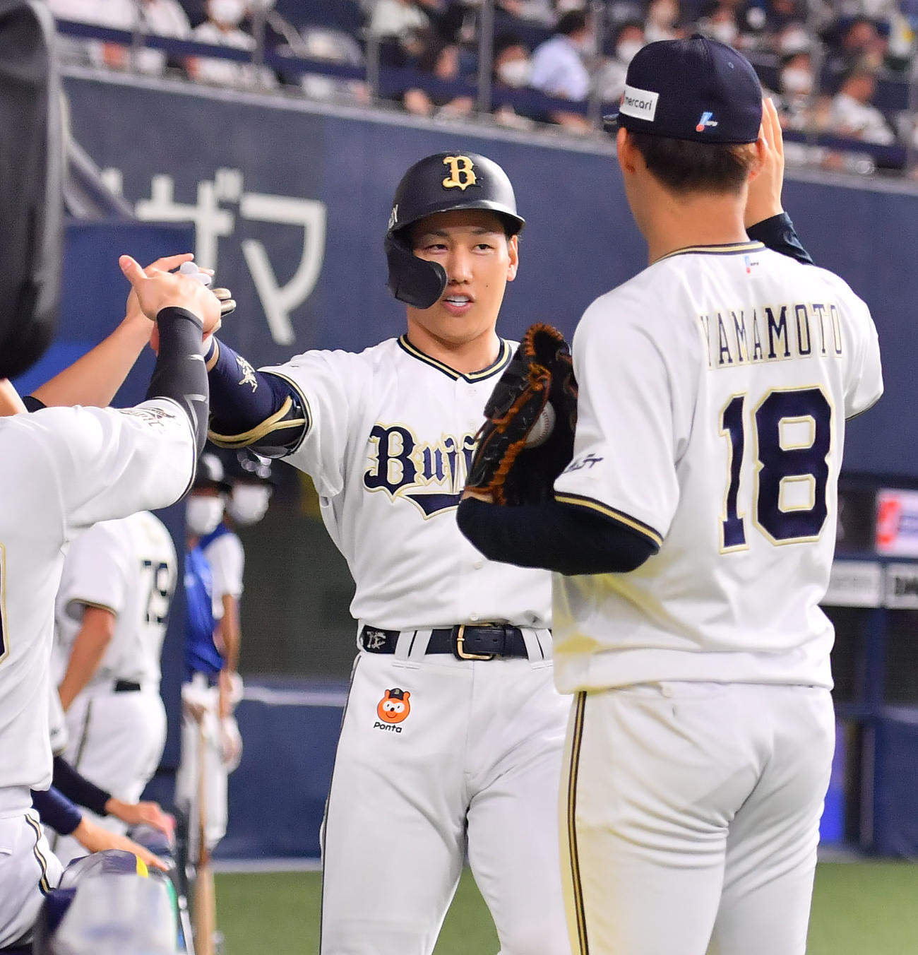 オリックス対ソフトバンク　3回裏オリックス2死、右越え本塁打の吉田正（中央）は山本らとタッチを交わす（撮影・和賀正仁）