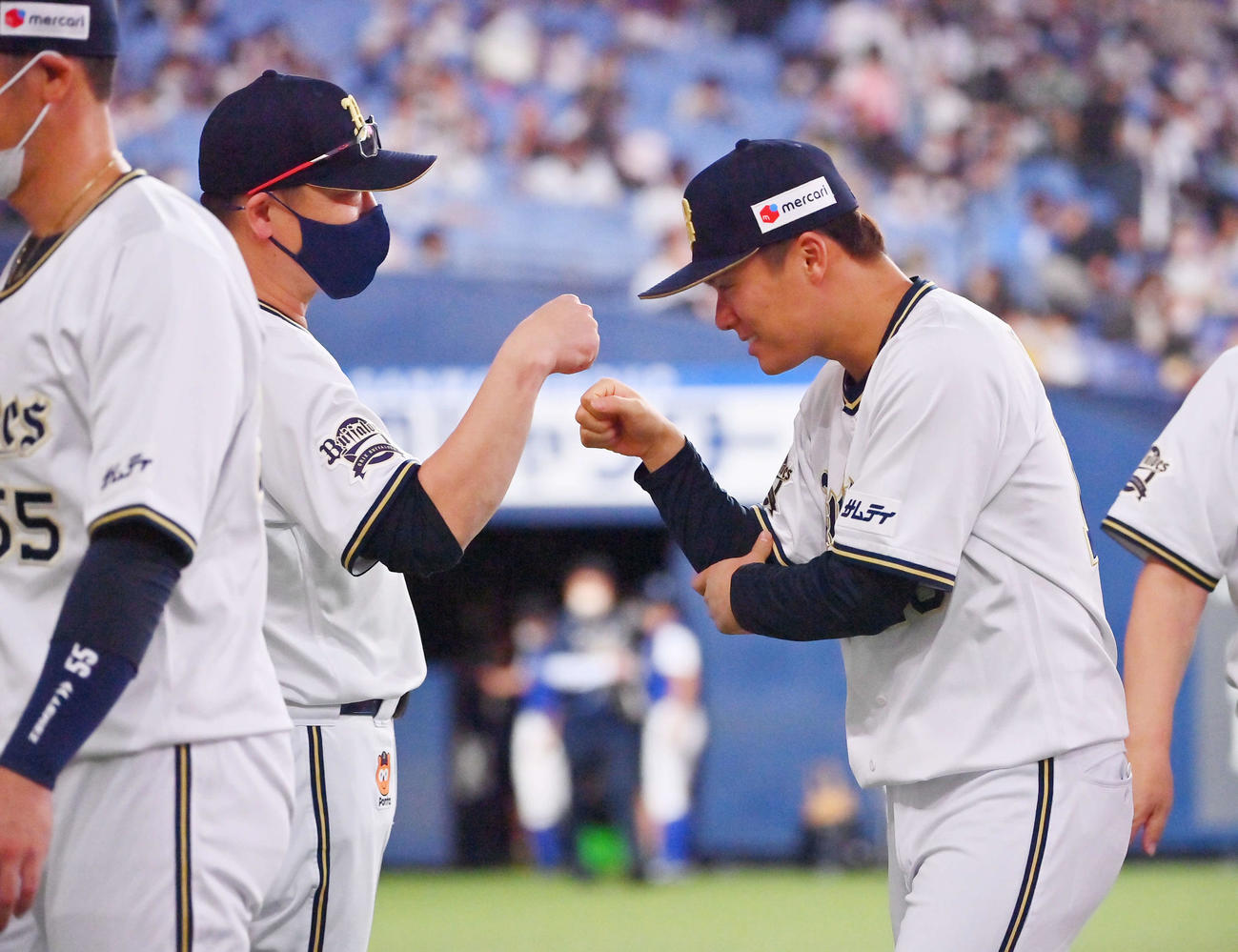 オリックス対ソフトバンク　ソフトバンクに勝利し中嶋監督（左）とタッチする山本（撮影・和賀正仁）