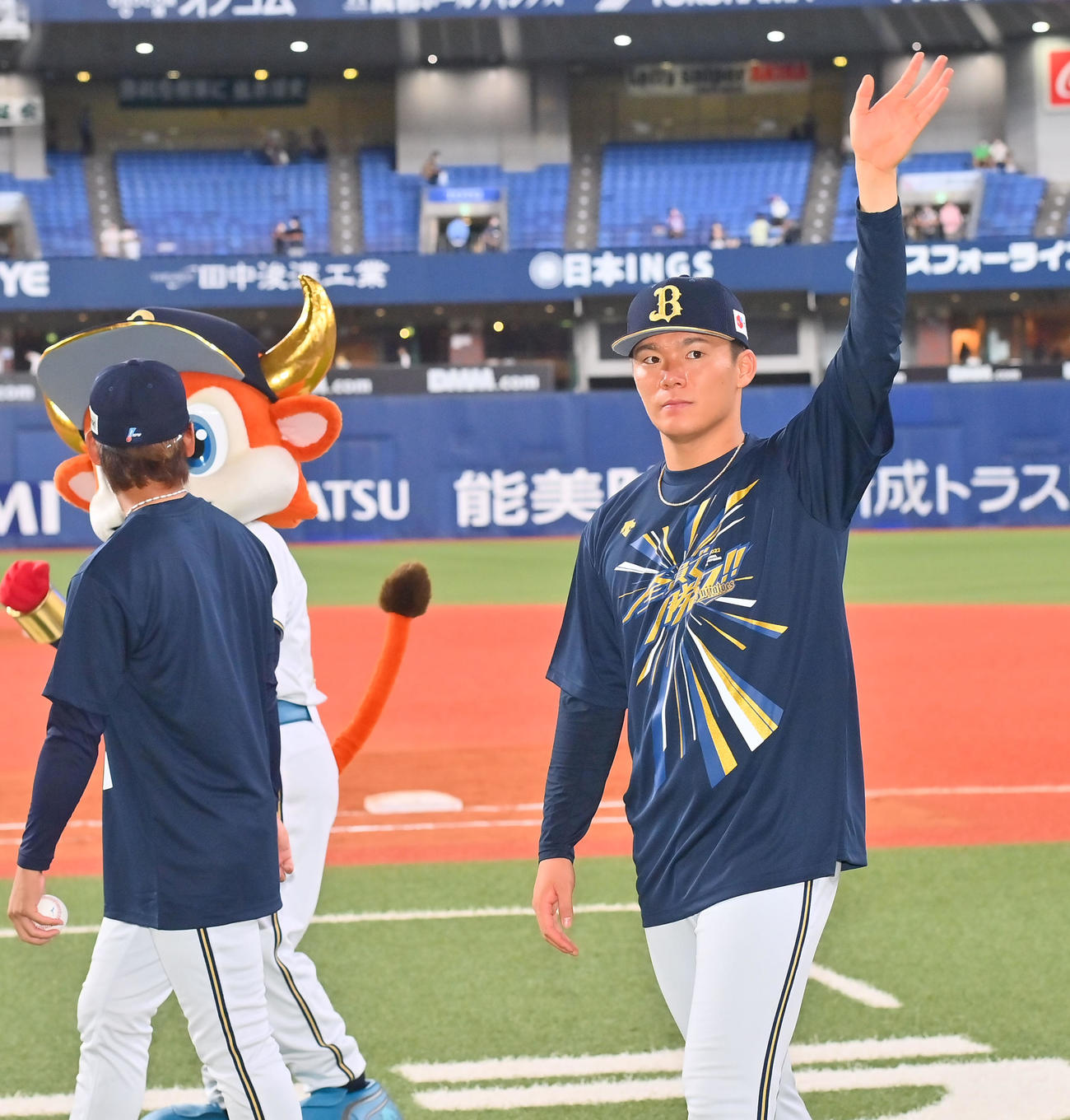 オリックス対ソフトバンク　ソフトバンクに勝利しファンに手を振るオリックス山本（撮影・和賀正仁）