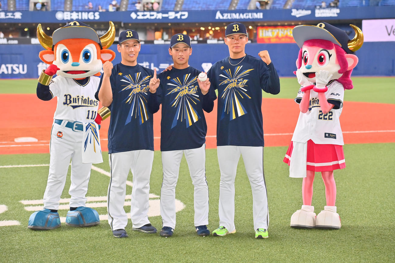 オリックス対ソフトバンク　ソフトバンクに勝利し笑顔で写真に納まる左から吉田正、渡部、山本（撮影・和賀正仁）