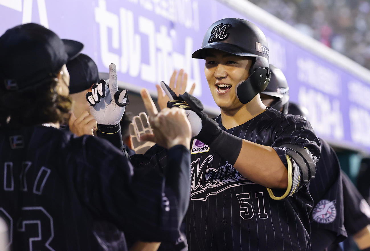 楽天対ロッテ　3回表ロッテ1死一、二塁、3点本塁打を放ちナインの出迎えを受ける山口（撮影・垰建太）