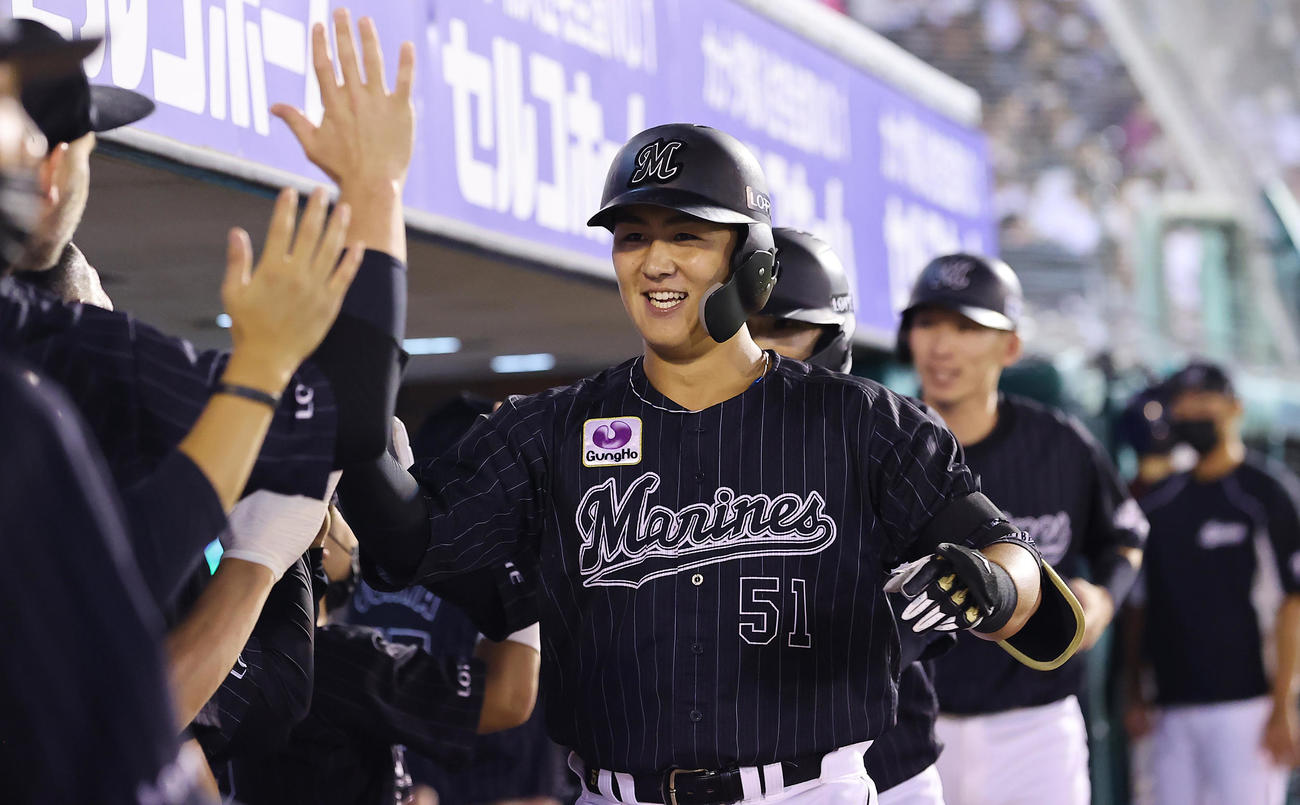 楽天対ロッテ　3回表ロッテ1死一、二塁、3点本塁打を放ちナインの出迎えを受ける山口（撮影・垰建太）