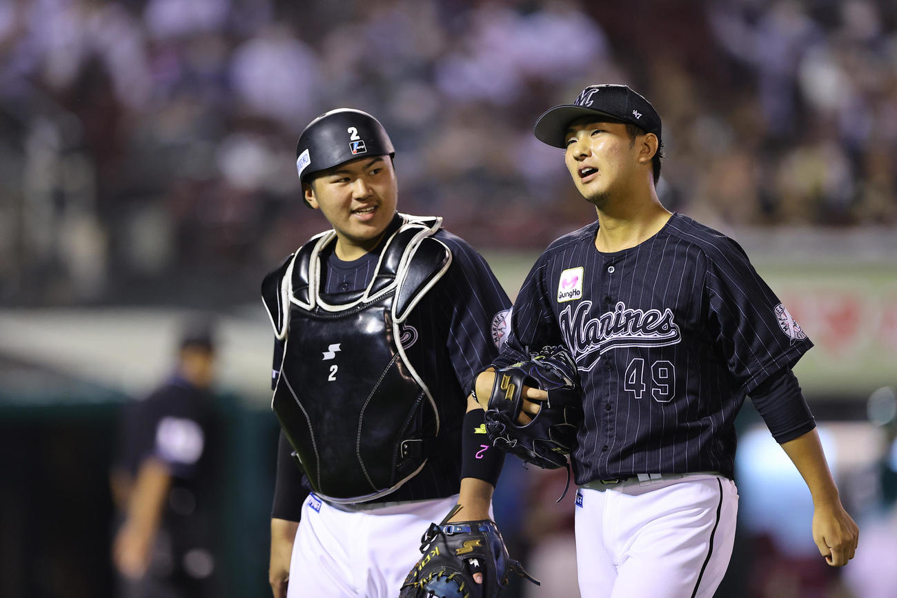 1回裏楽天の攻撃を無失点に抑え笑顔を見せるロッテ本前（右）と松川（撮影・垰建太）