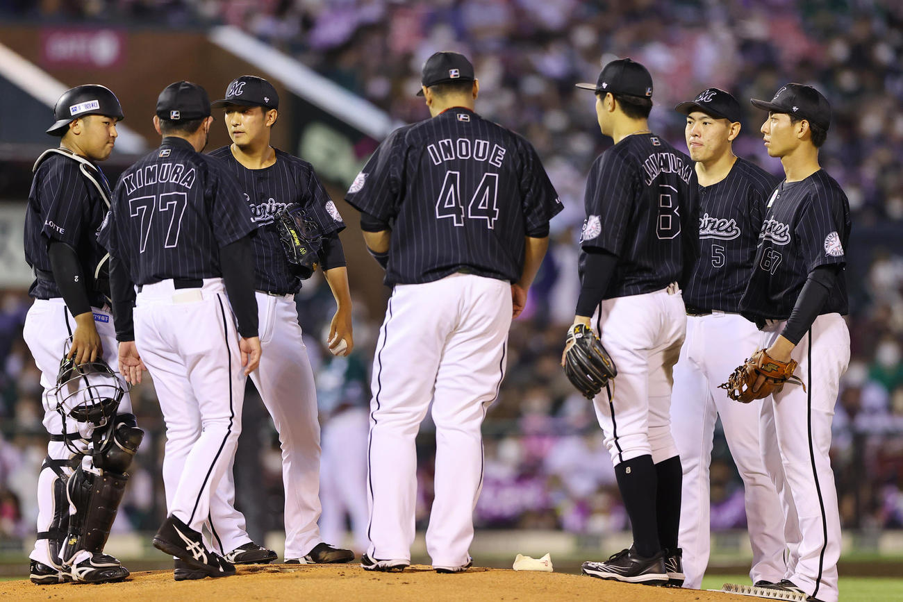 1回裏楽天1死一、二塁、マウンドでコーチやナインと話すロッテ先発の本前（左から3人目）（撮影・垰建太）