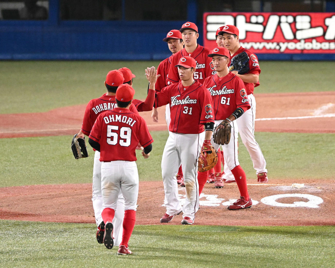 ヤクルト対広島　試合に勝利しタッチを交わす広島の選手たち（撮影・滝沢徹郎）