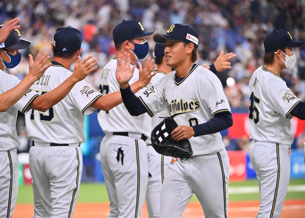 オリックス対ソフトバンク　ソフトバンクに勝利しナインとタッチを交わすオリックス渡部（撮影・和賀正仁）