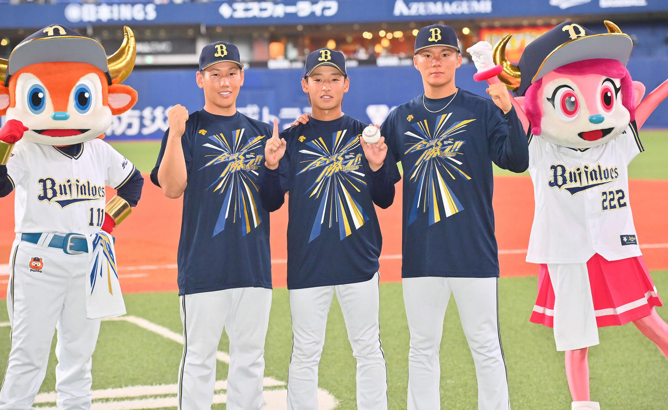 ソフトバンクに勝利し笑顔で写真に納まる、左から吉田正、渡部、山本（撮影・和賀正仁）