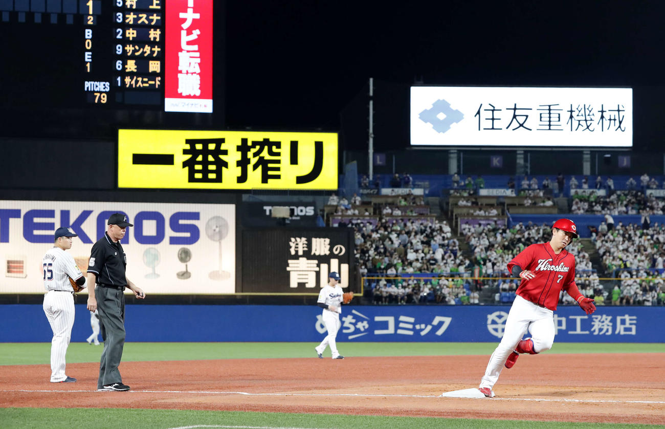 ヤクルト対広島　3回表広島2死一、二塁塁、堂林（右）が3点本塁打を放ち、ぼう然と見つめる村上（左）（撮影・浅見桂子）