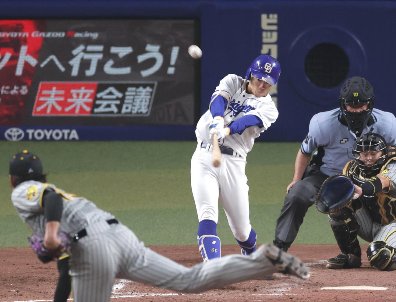 8月27日、阪神藤浪から三塁打を放つ中日岡林勇希