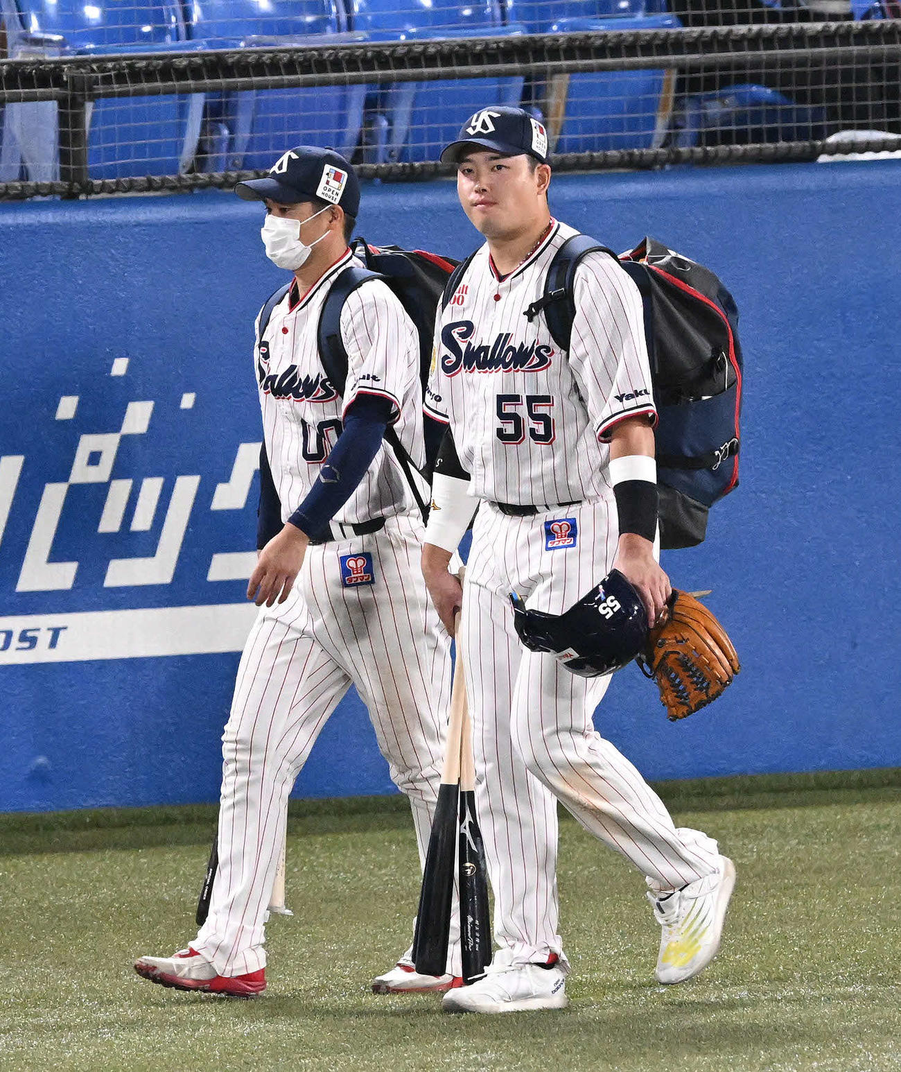 ヤクルト対広島　試合に敗れ引き揚げるヤクルト村上（手前）と奥村（撮影・滝沢徹郎）