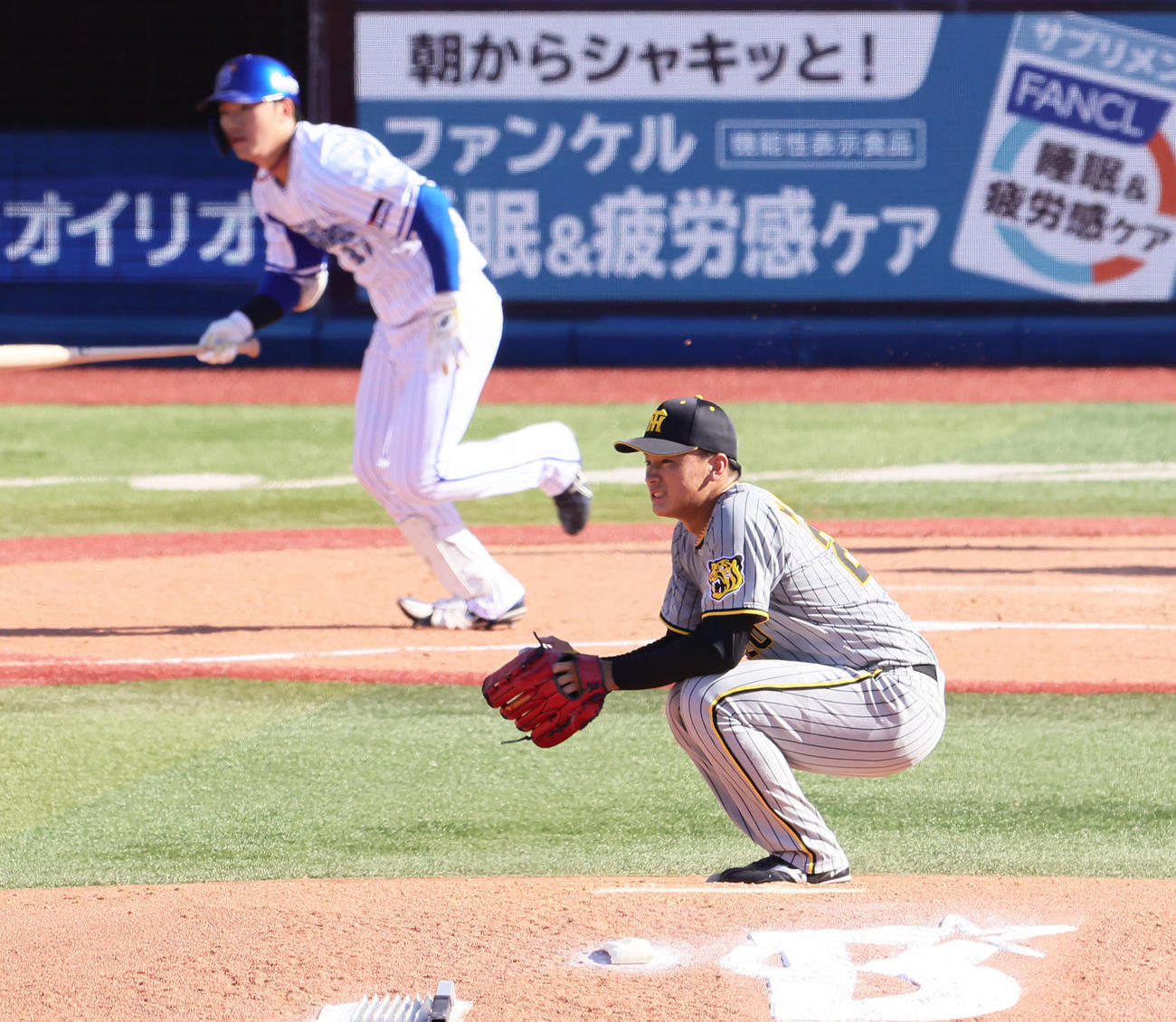3回裏、楠本（後方）に右越え2点適時二塁打を許し、しゃがみ込む森木（撮影・足立雅史）