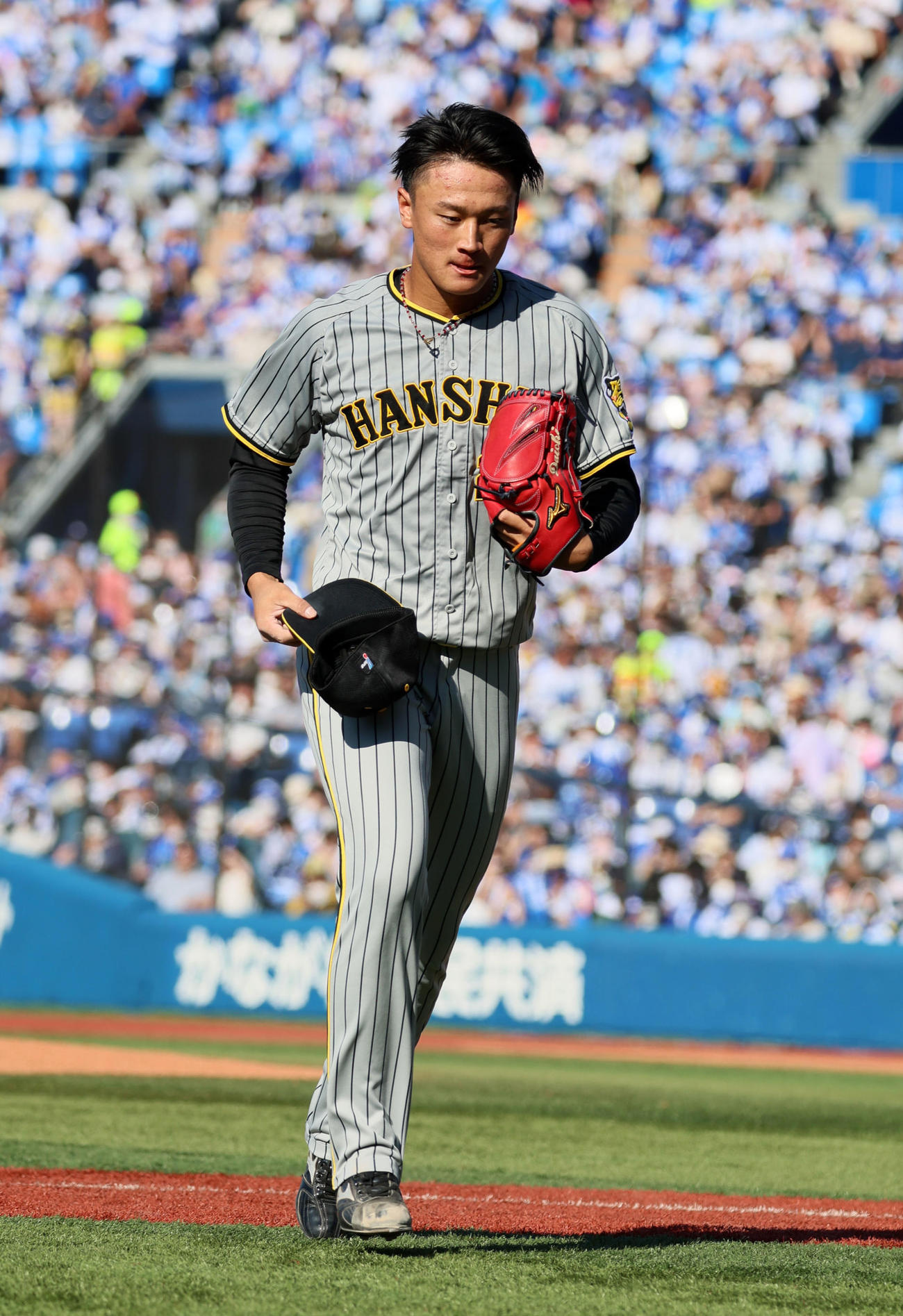 3回裏DeNA2死二、三塁、打者戸柱を迎えたところで降板する森木（撮影・加藤哉）