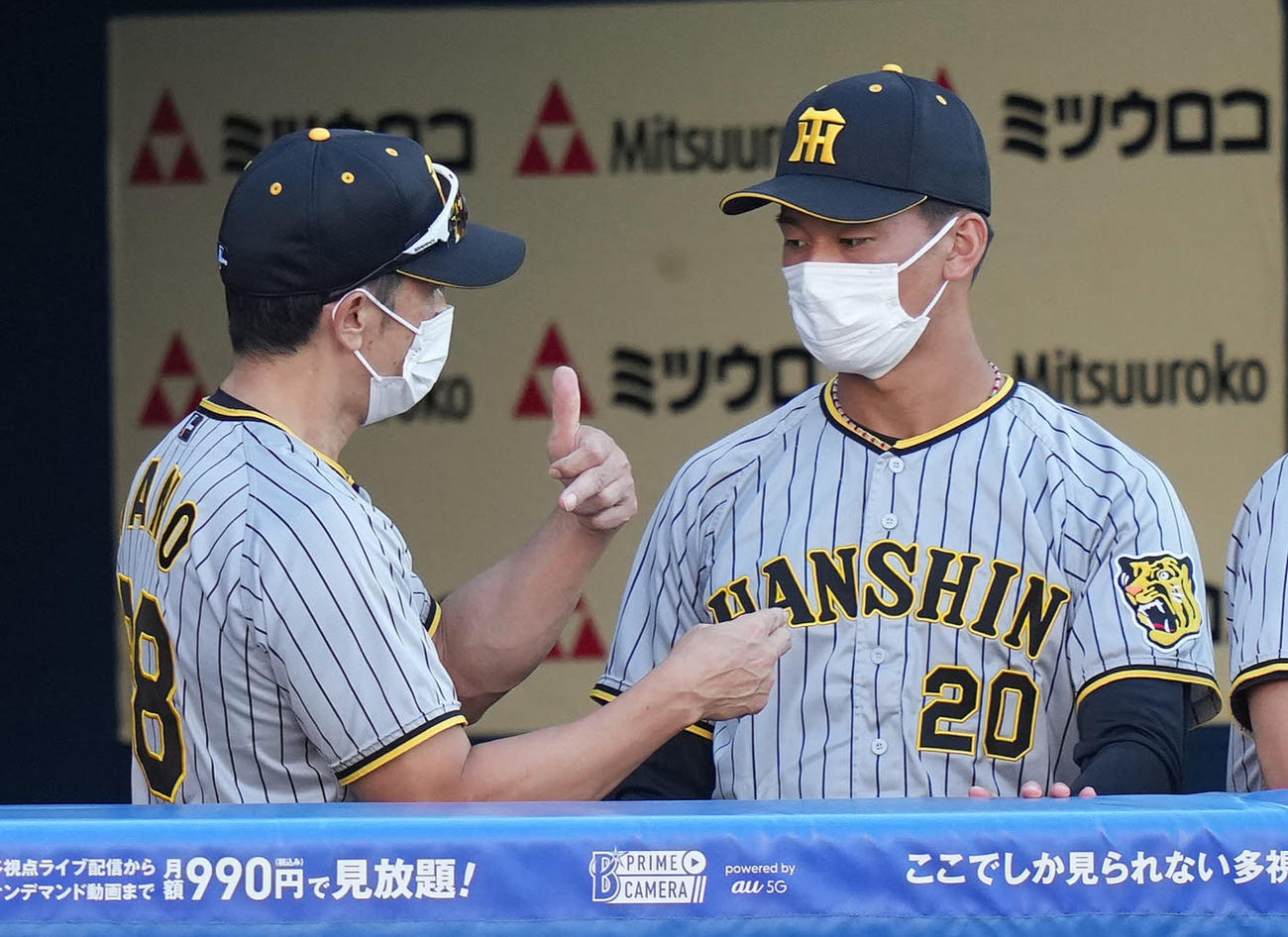 8回裏、ベンチで森木（右）に話す阪神矢野監督（撮影・鈴木みどり）