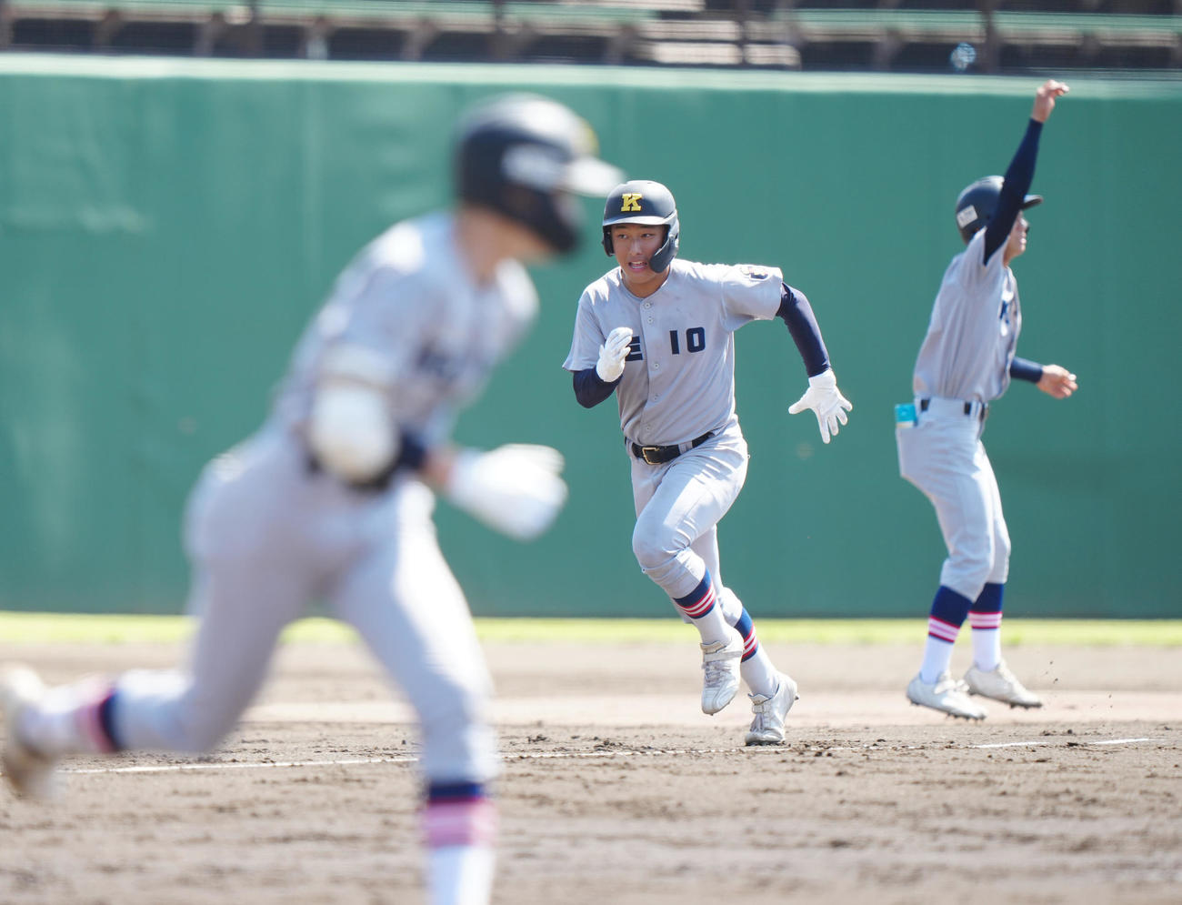 日大高対慶応　2回裏慶応1死満塁、丸田（手前）の適時打で生還する三塁走者の清原（撮影・江口和貴）
