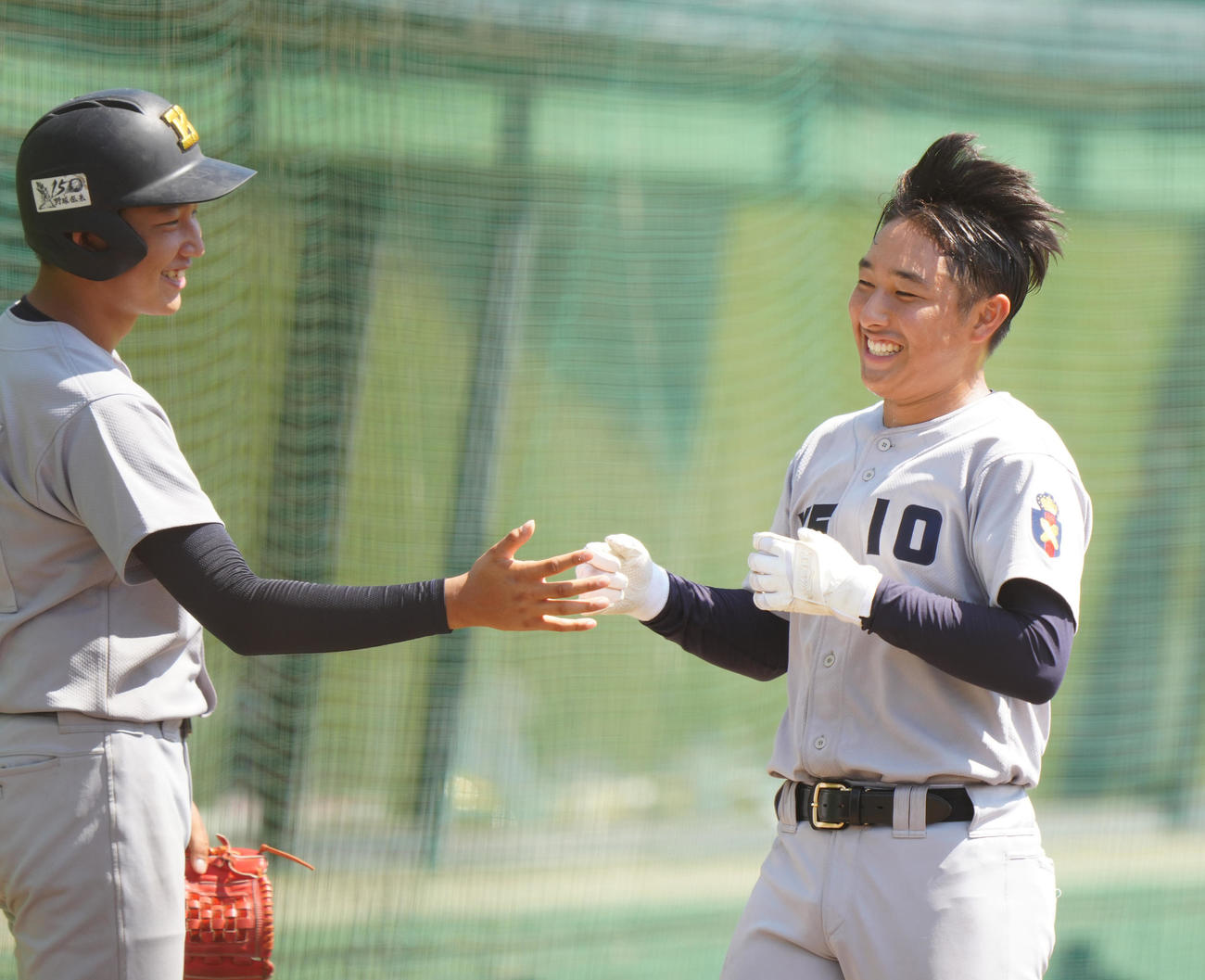 日大高対慶応　2回裏慶応1死満塁、丸田の適時打で生還し、笑顔でタッチを交わす三塁走者の清原（右）（撮影・江口和貴）