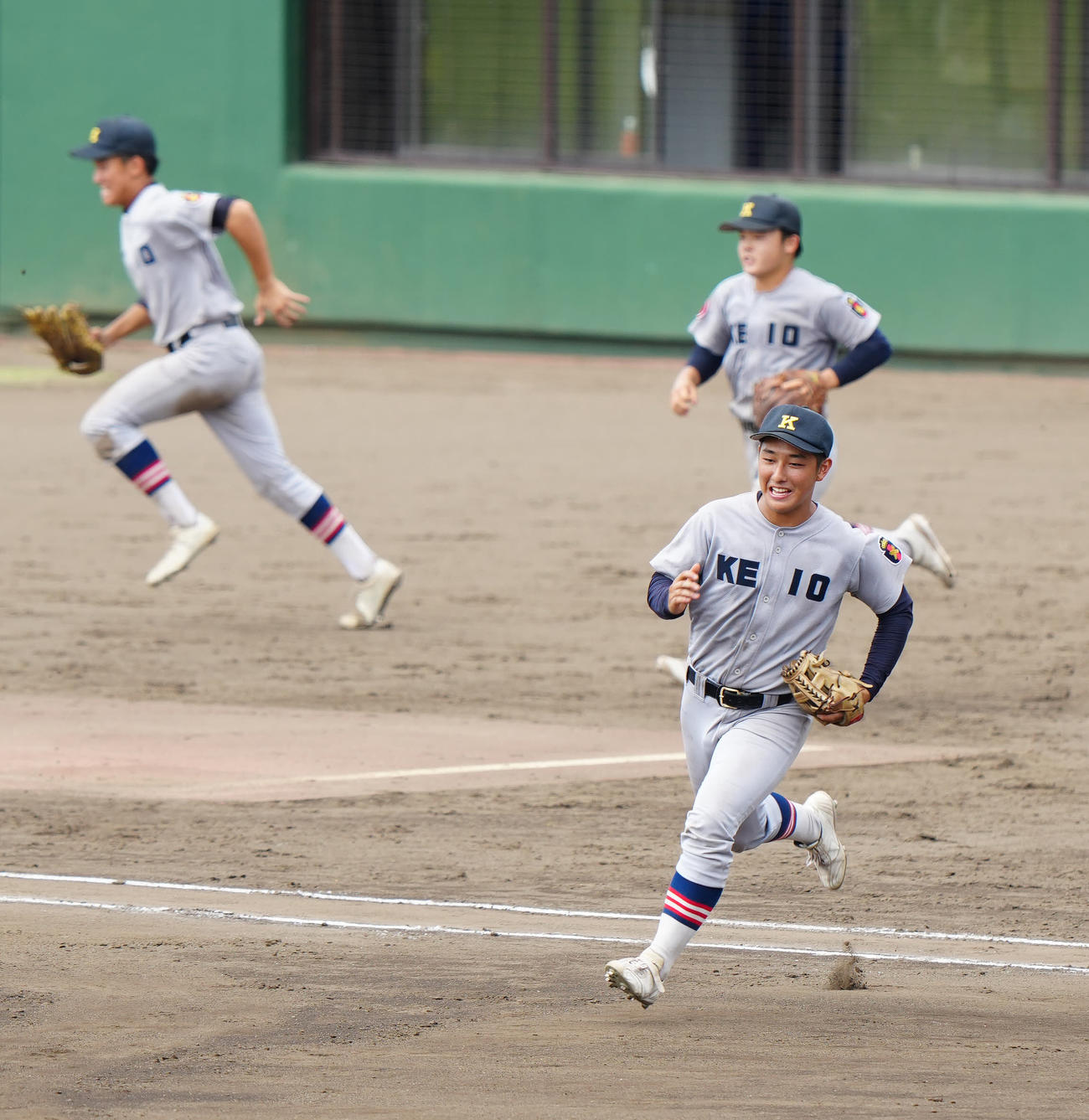 日大高対慶応　6回表開始前、走って守備位置に向かう慶応三塁手の清原（手前）（撮影・江口和貴）