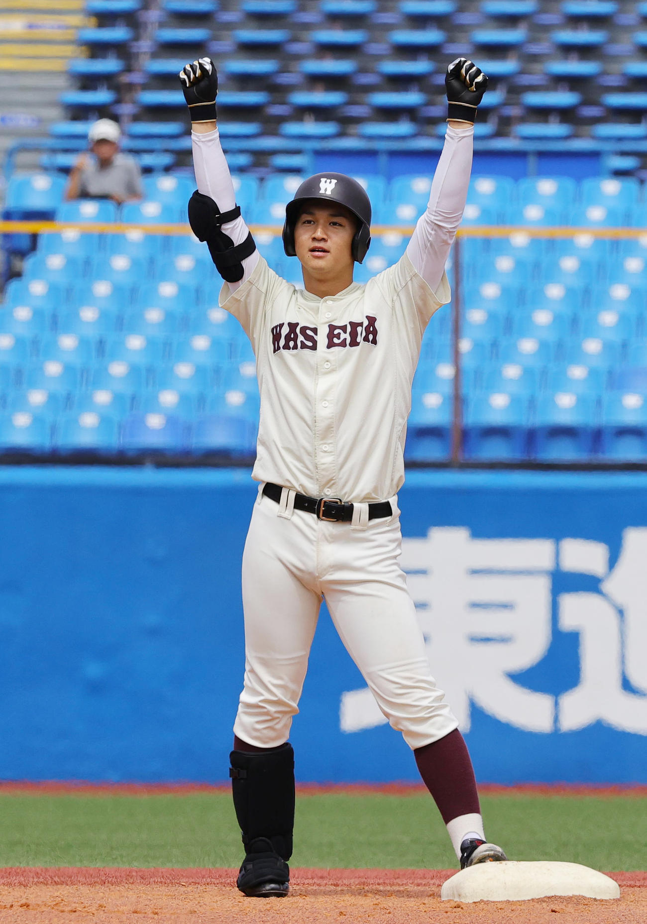 法大対早大　2回裏早大2死二塁、先制右適時二塁打を放ち万歳する清水大（撮影・野上伸悟）