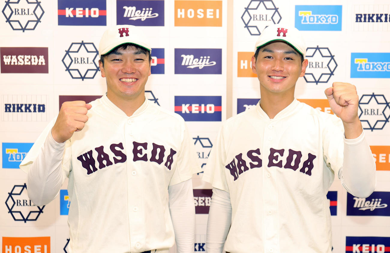 法大対早大　開幕節で勝ち点を奪い笑顔でガッツポーズの早大・熊田（左）と清水大（撮影・野上伸悟）
