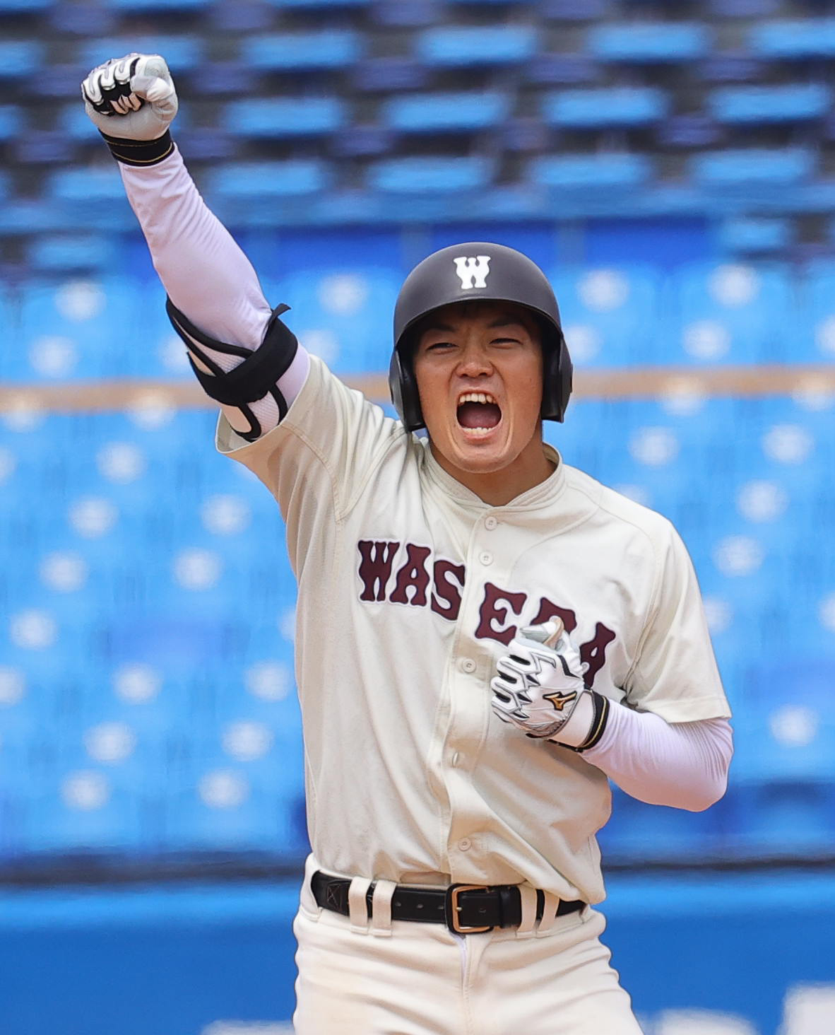 法大対早大　5回裏早大2死二塁、右適時二塁打を放ち喜ぶ熊田（撮影・野上伸悟）