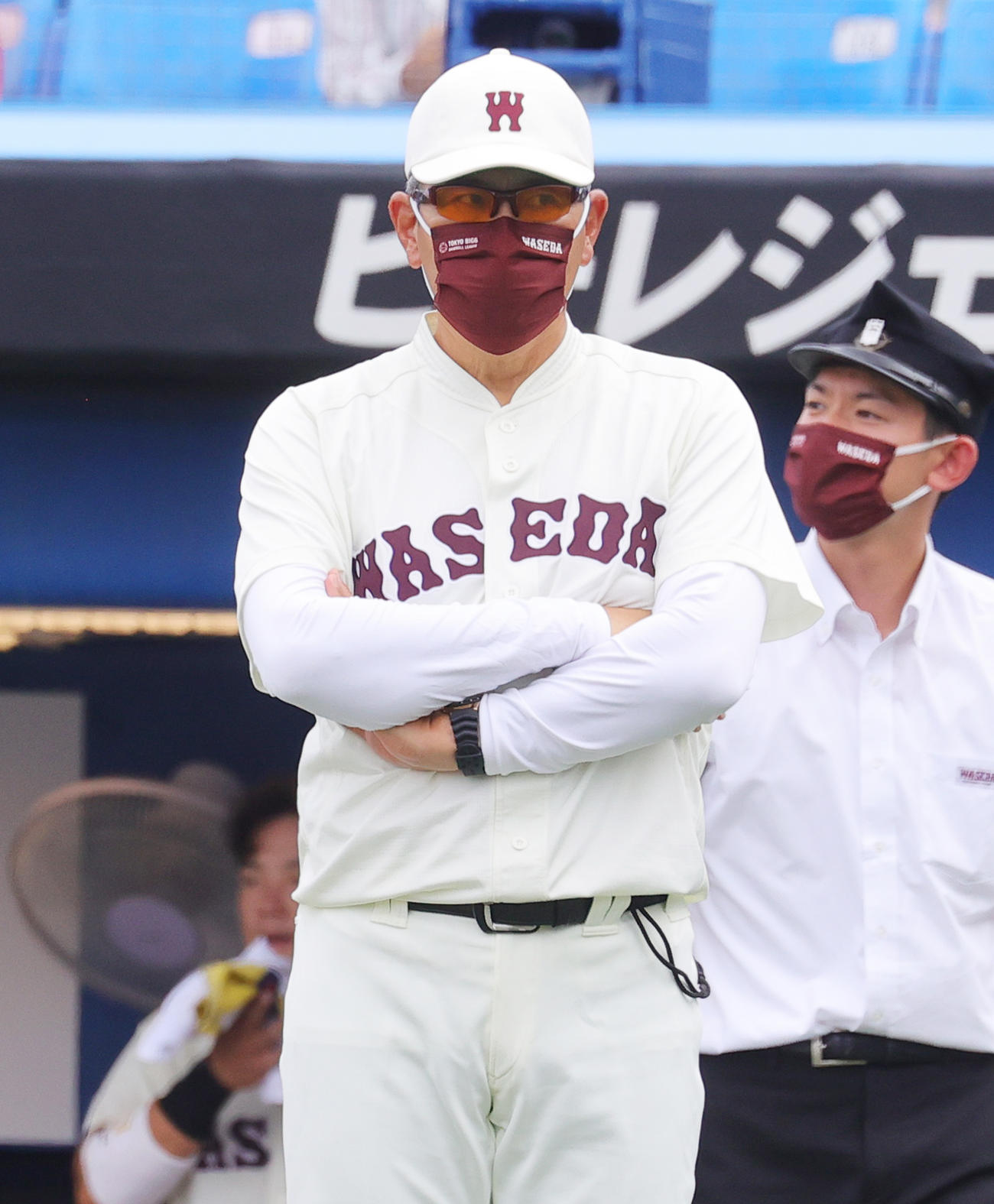 選手交代を告げるためベンチを出る早大・小宮山監督（撮影・野上伸悟）