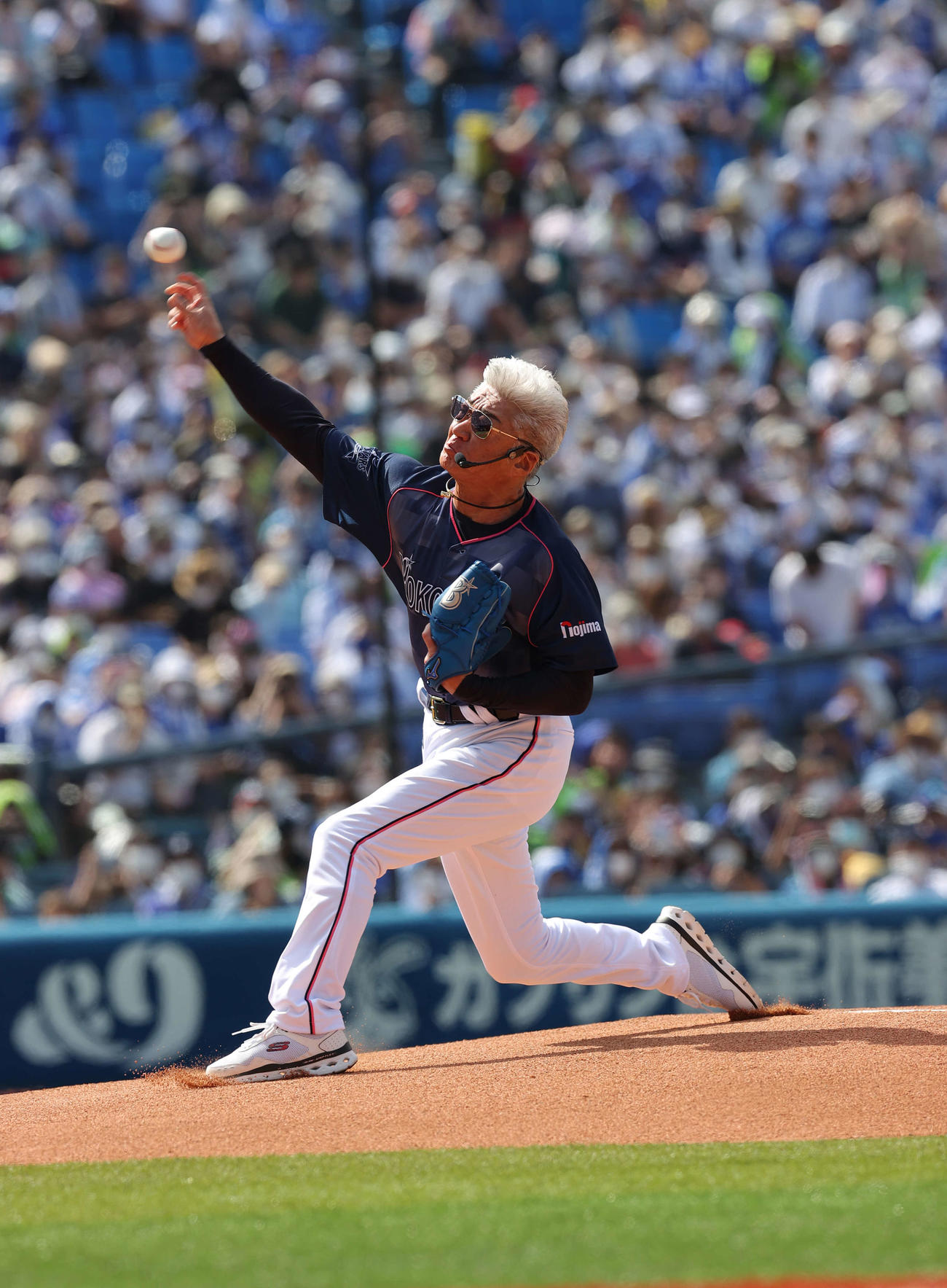 DeNA対ヤクルト　ファーストピッチセレモニーに登場した俳優の小沢仁志（撮影・井上学）