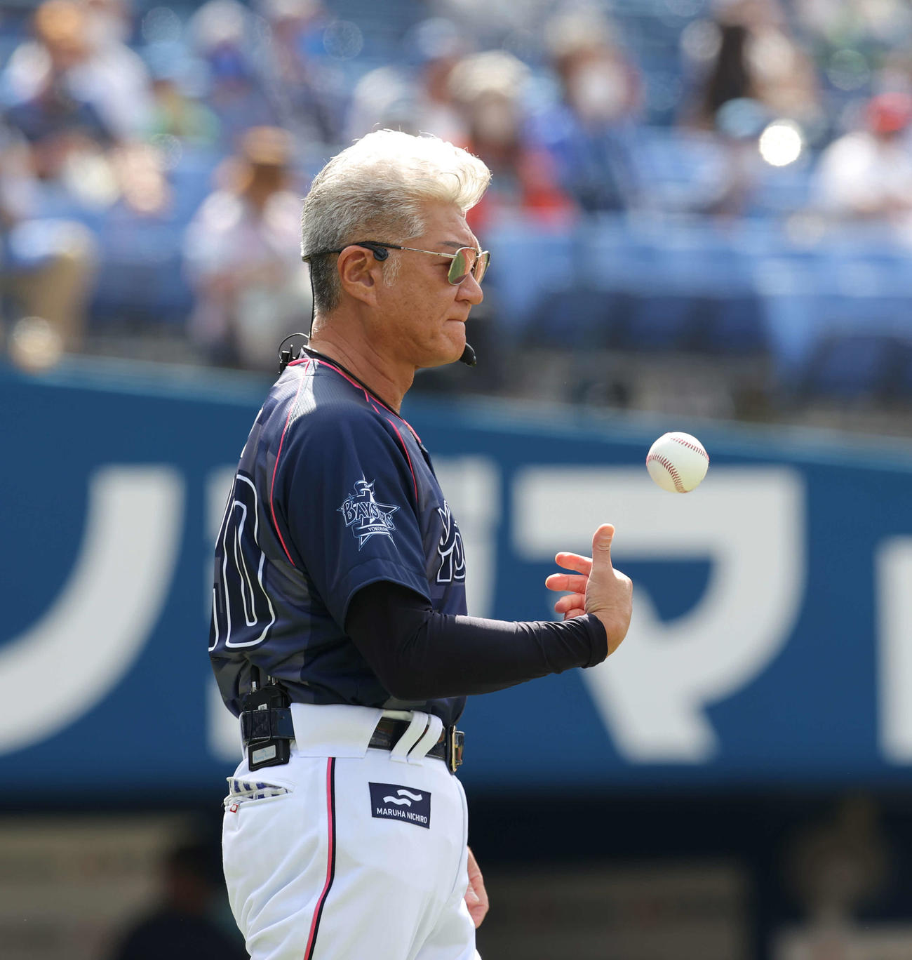 DeNA対ヤクルト　ファーストピッチセレモニーに登場した俳優の小沢仁志（撮影・井上学）