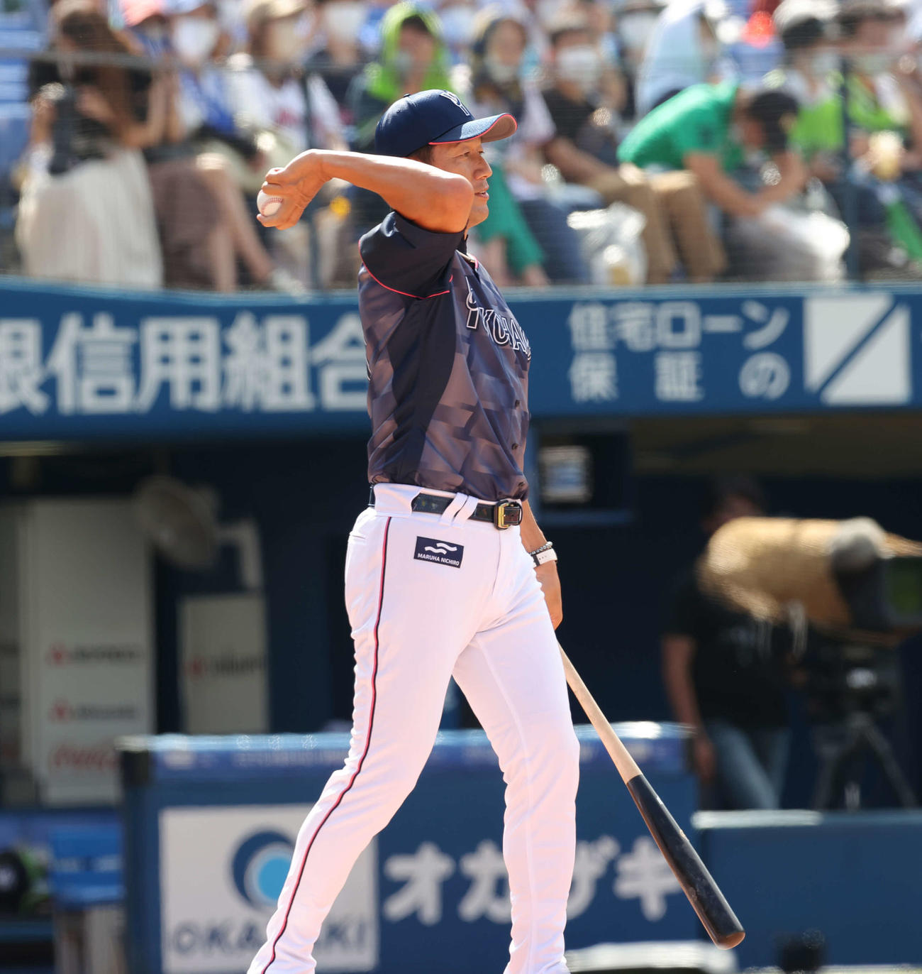 DeNA対ヤクルト　ファーストピッチセレモニーに登場した俳優の小沢仁志の打者となったDeNA三浦大輔監督は、もう1球勝負となり返球する（撮影・井上学）