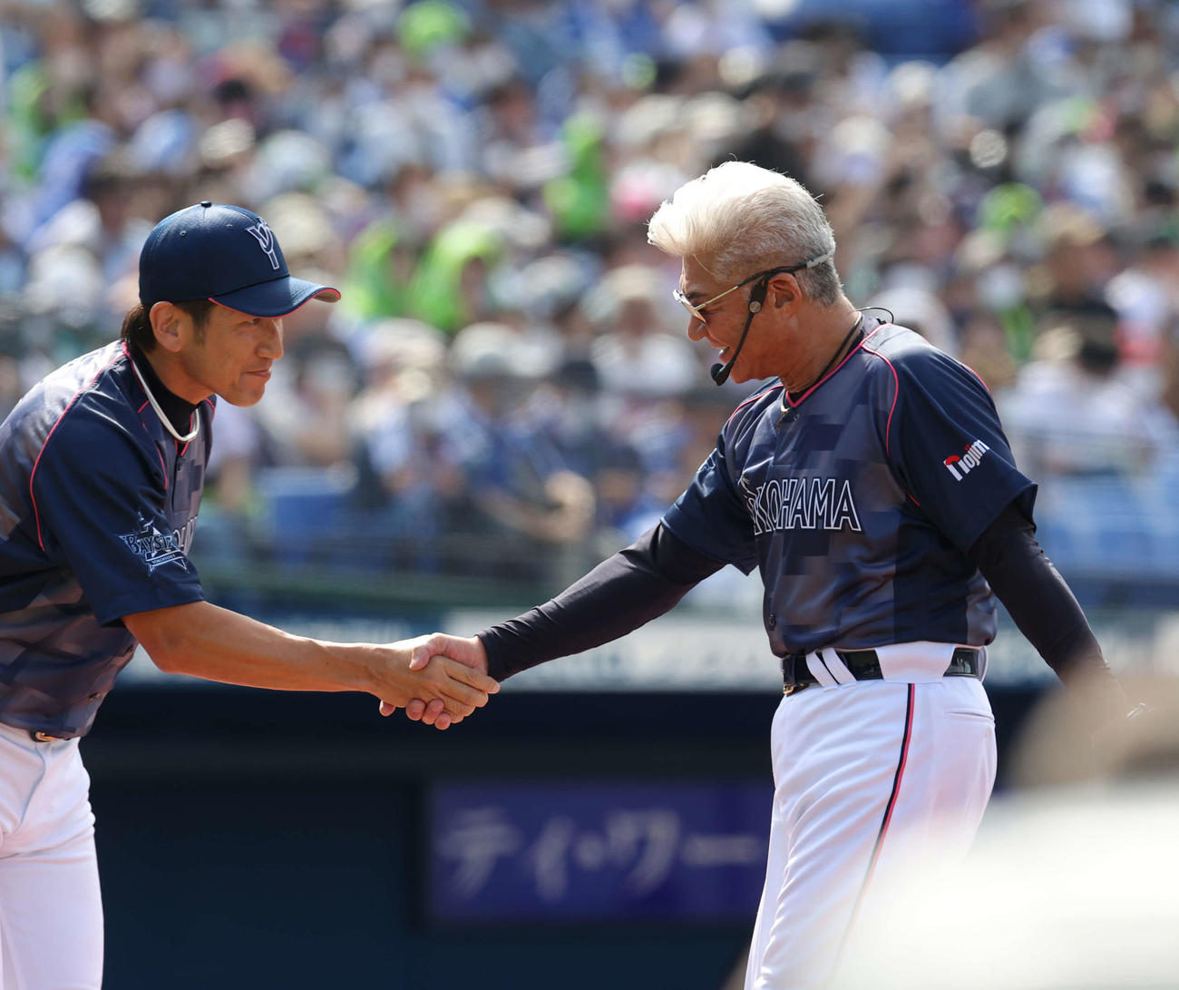 DeNA対ヤクルト　ファーストピッチセレモニーに登場した俳優の小沢仁志（右）はDeNA三浦大輔監督と握手を交わす（撮影・井上学）