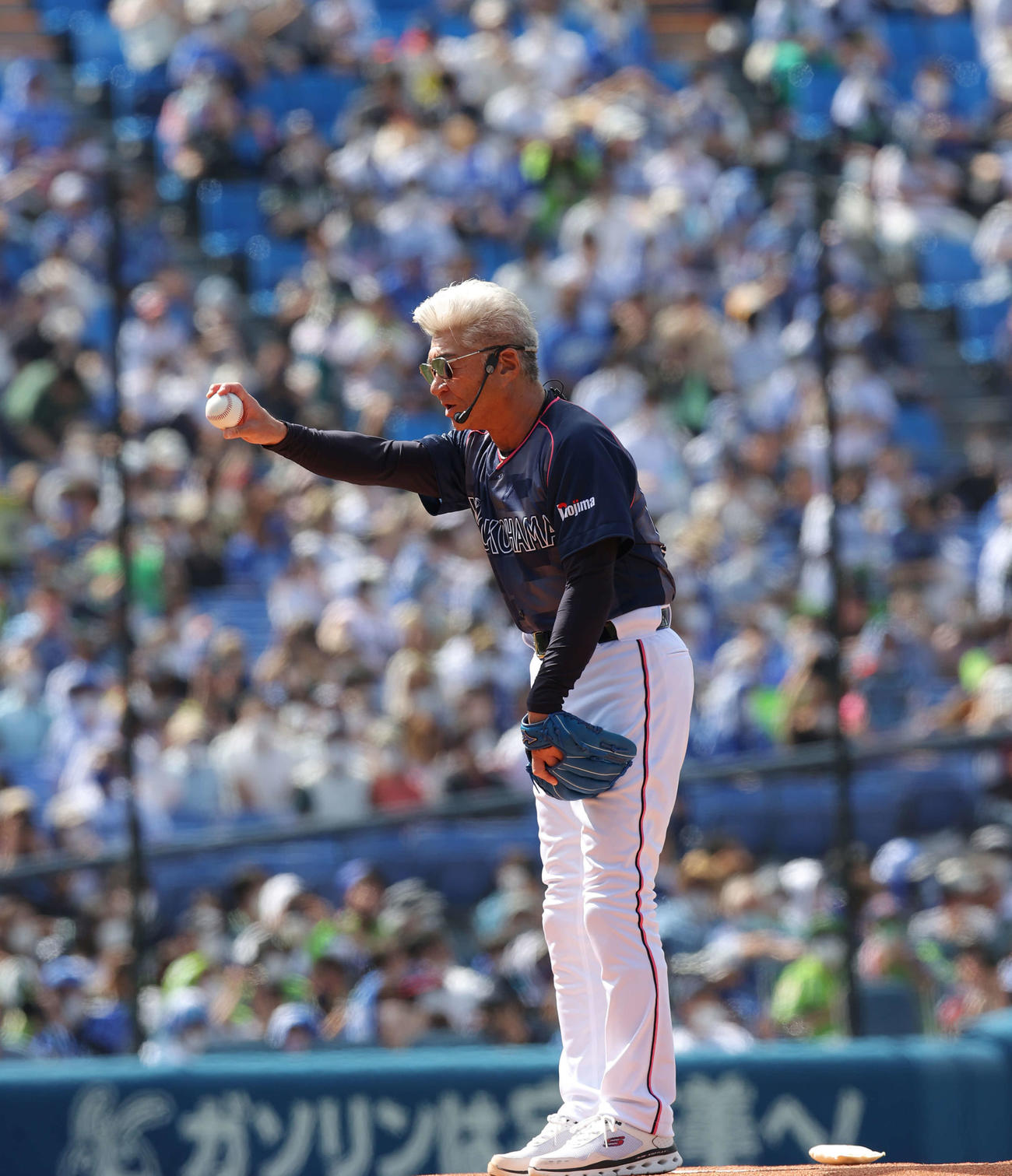 DeNA対ヤクルト　ファーストピッチセレモニーに登場した俳優の小沢仁志（撮影・井上学）