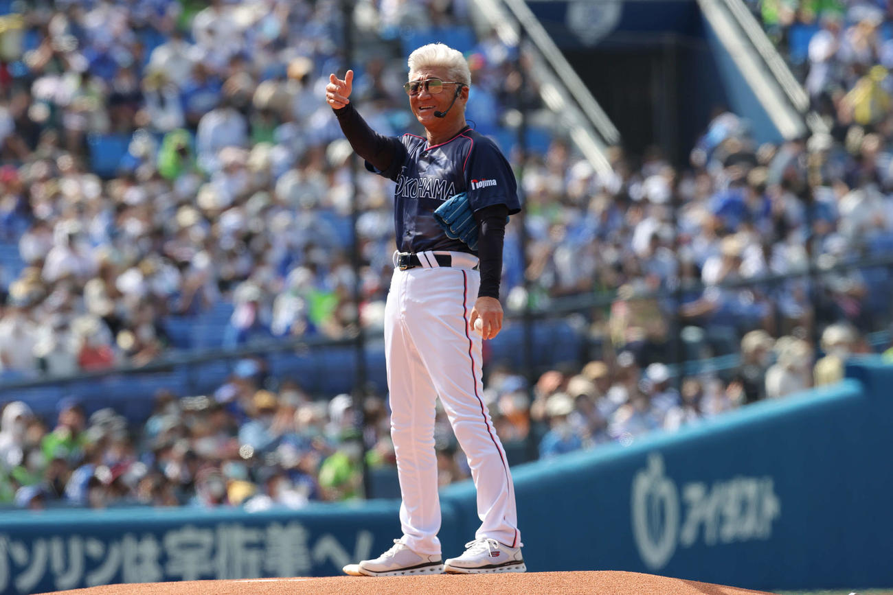 DeNA対ヤクルト　ファーストピッチセレモニーに登場した俳優の小沢仁志（撮影・井上学）