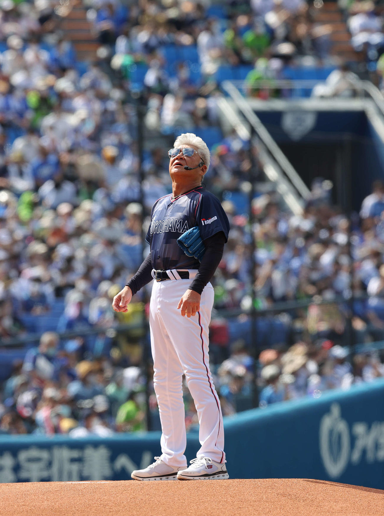 DeNA対ヤクルト　ファーストピッチセレモニーに登場した俳優の小沢仁志（撮影・井上学）