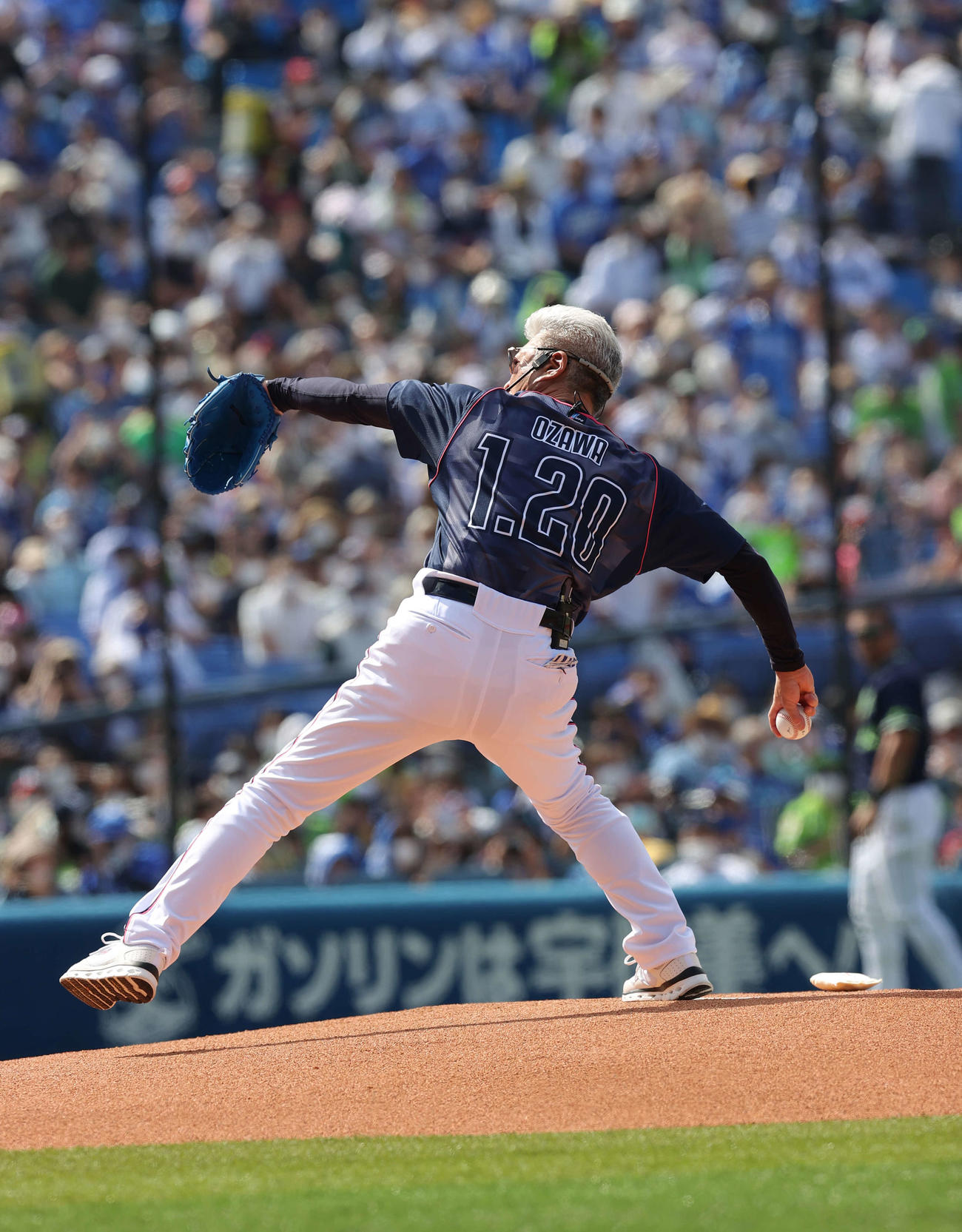 DeNA対ヤクルト　ファーストピッチセレモニーに登場した俳優の小沢仁志（撮影・井上学）