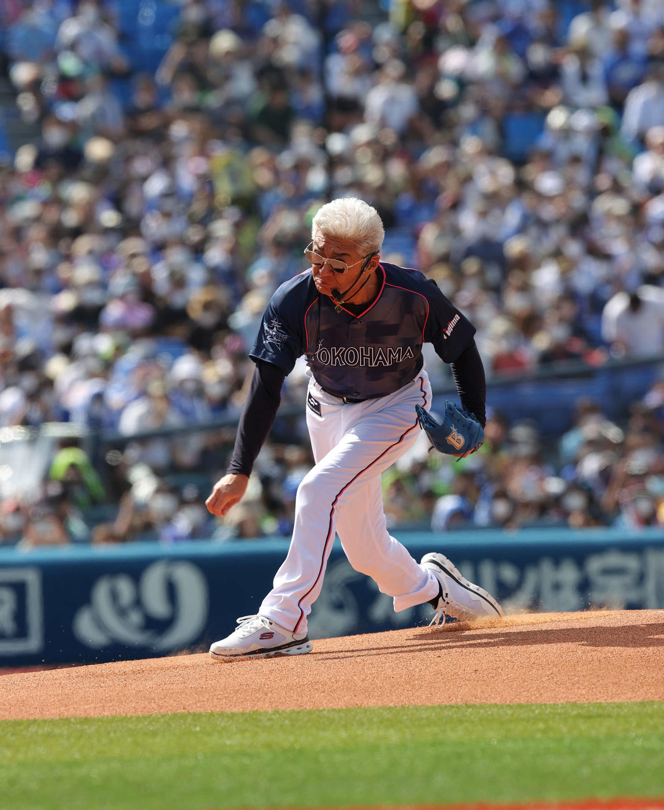 DeNA対ヤクルト　ファーストピッチセレモニーに登場した俳優の小沢仁志（撮影・井上学）