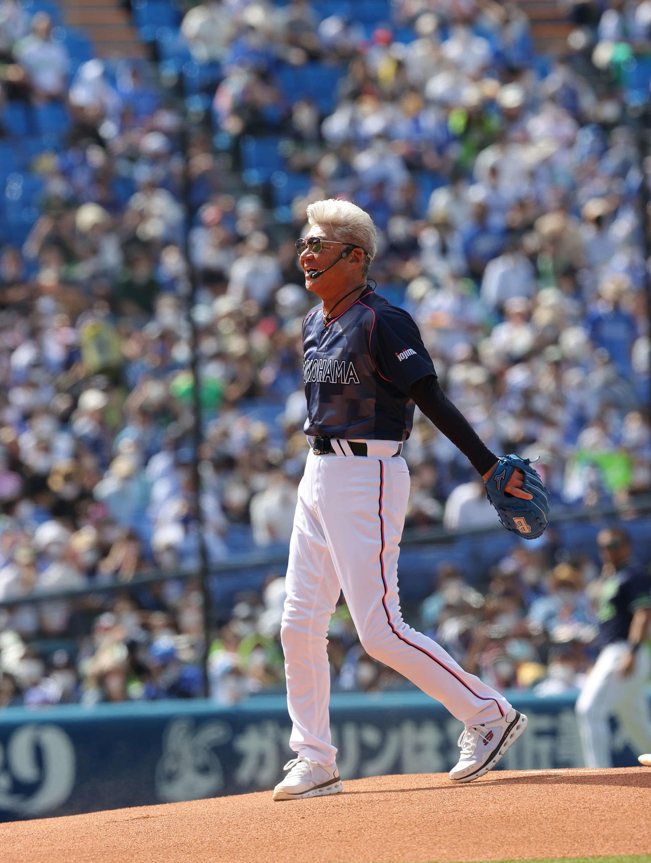 DeNA対ヤクルト　ファーストピッチセレモニーに登場した俳優の小沢仁志（撮影・井上学）