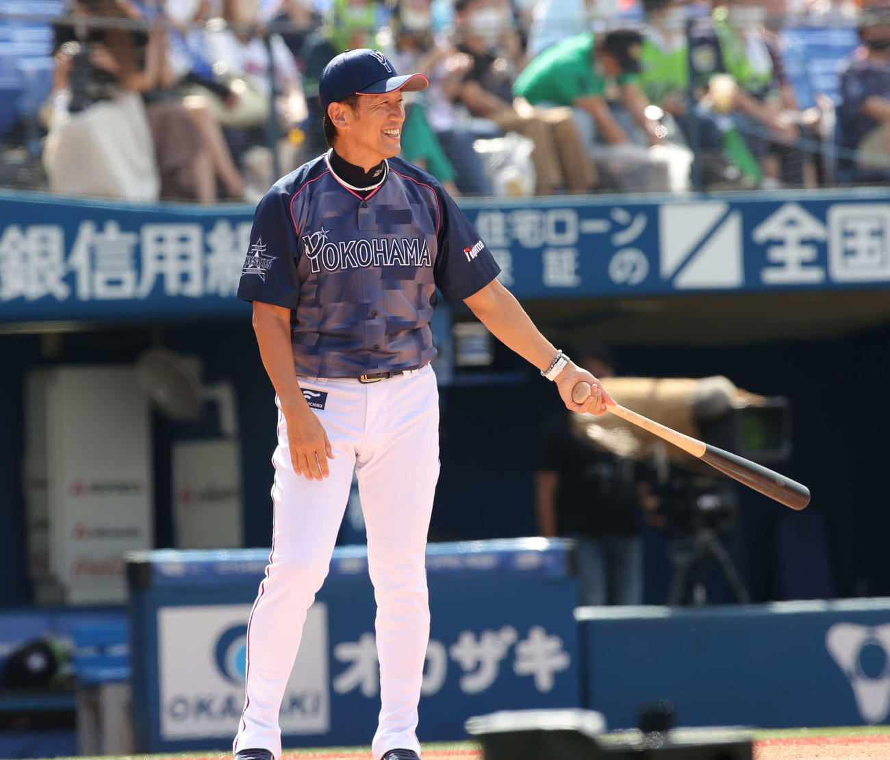 DeNA対ヤクルト　ファーストピッチセレモニーに登場した俳優の小沢仁志の打者となったDeNA三浦大輔監督（撮影・井上学）