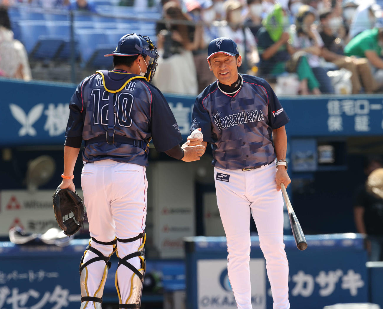 DeNA対ヤクルト　ファーストピッチセレモニーに登場した俳優の小沢仁志の打者となったDeNA三浦大輔監督（撮影・井上学）