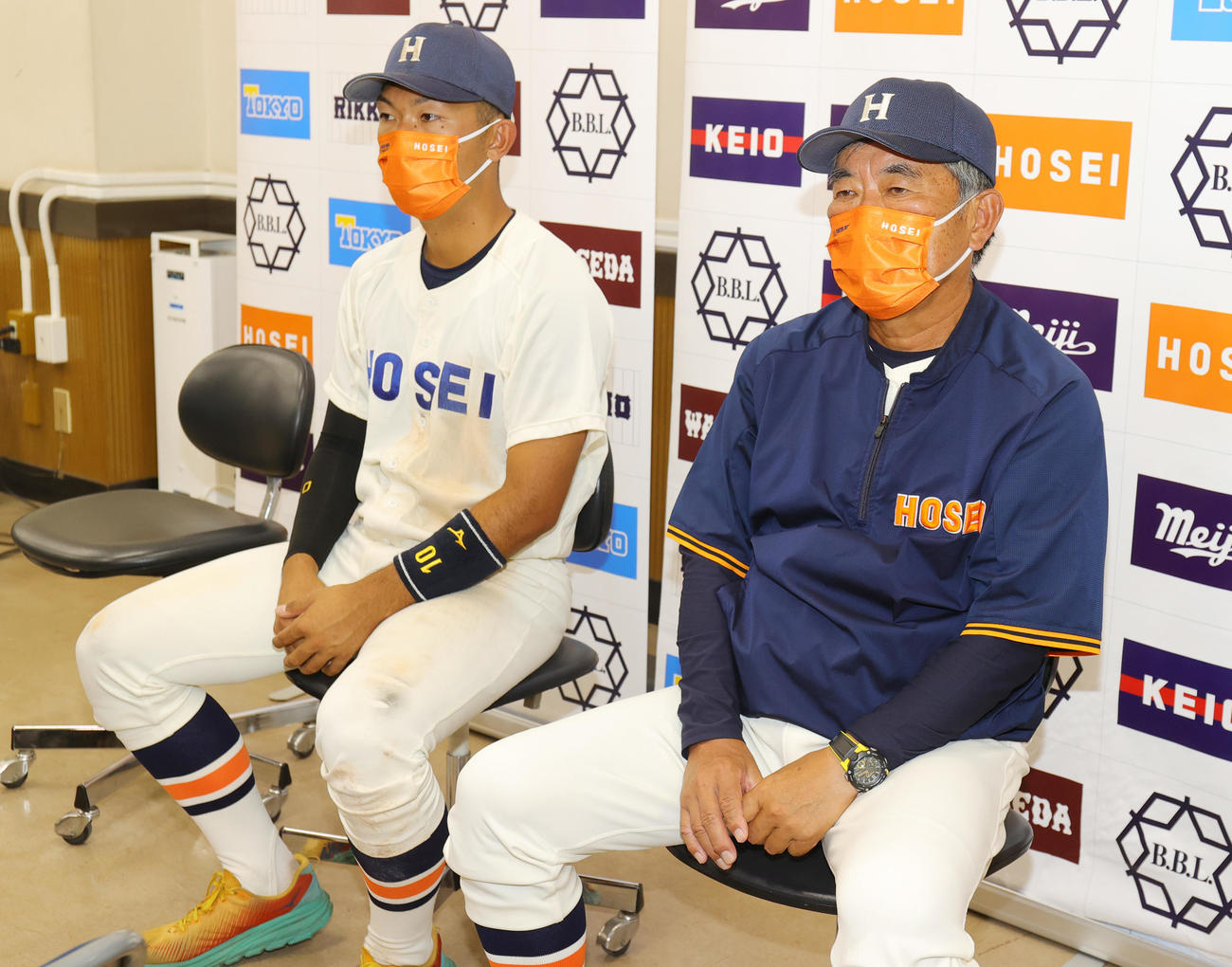 法大対早大　試合後に会見する法大・斎藤主将（左）と加藤監督（撮影・野上伸悟）