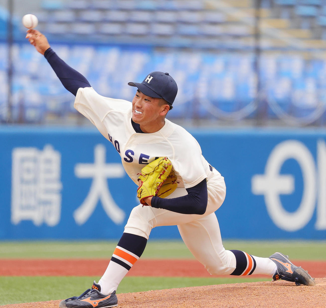 法大対早大　力投する法大・篠木（撮影・野上伸悟）