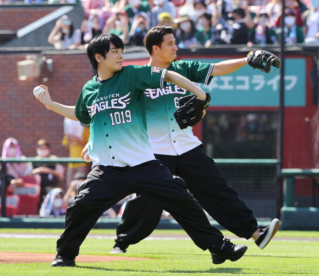 楽天対ロッテ　始球式を行う榎木淳弥（左）と木村昴（撮影・垰建太）