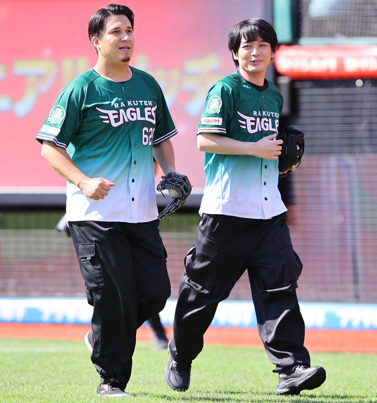 楽天対ロッテ　始球式を終え引き揚げる榎木淳弥（右）と木村昴（撮影・垰建太）