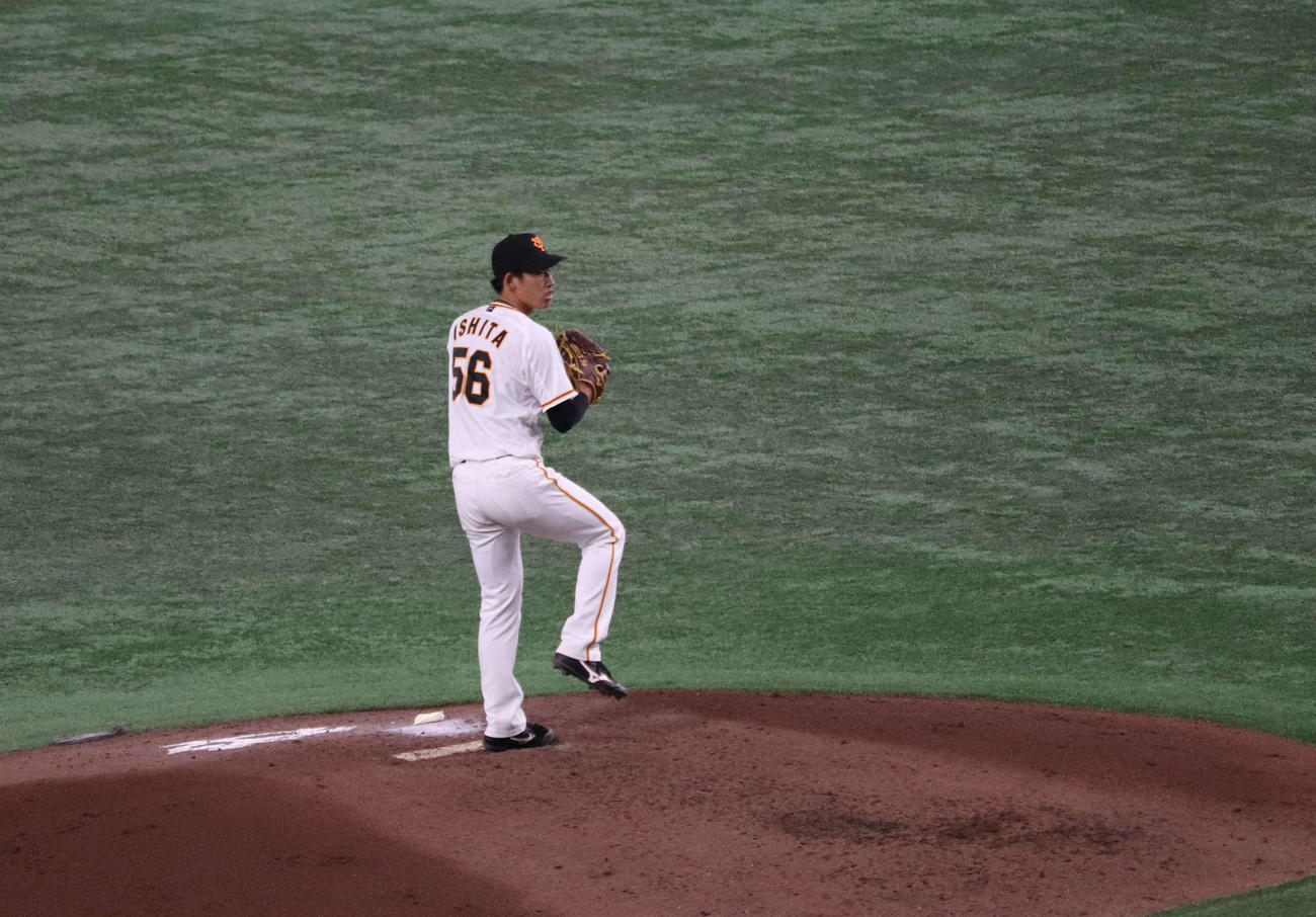 イースタン・リーグ巨人対ヤクルト　公式戦初登板を果たした高卒ルーキーの巨人石田（撮影・小早川宗一郎）