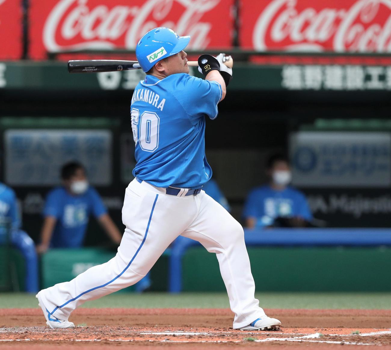 西武対日本ハム　2回裏西武無死、中越え本塁打を放つ中村（撮影・黒川智章）