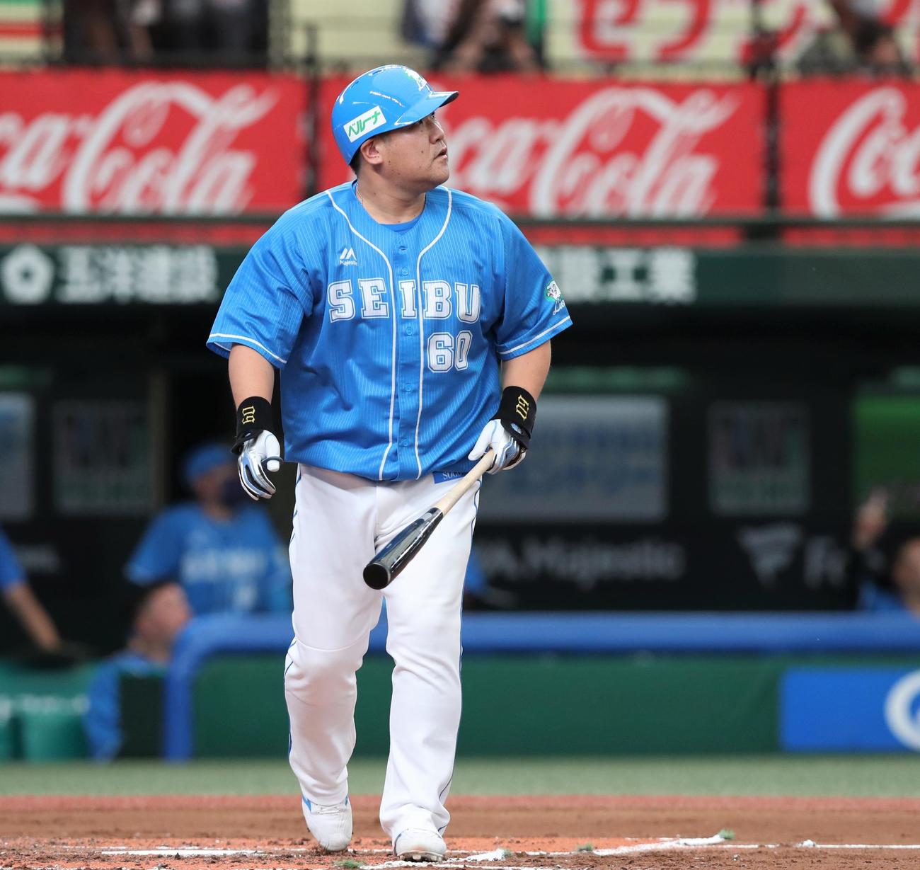 西武対日本ハム　2回裏西武無死、中越え本塁打を放つ中村（撮影・黒川智章）