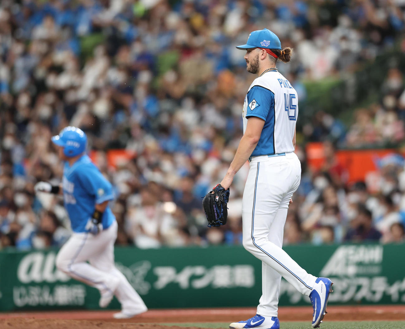 西武対日本ハム　1回裏西武無死、中村（後方）にソロ本塁打を浴びるポンセ（撮影・狩俣裕三）
