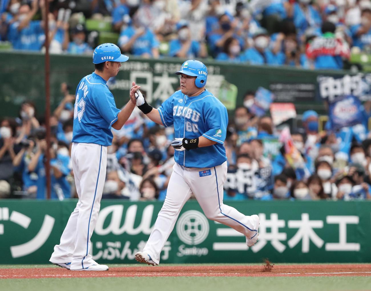 西武対日本ハム　2回裏西武無死、中越え本塁打を放つ中村（撮影・黒川智章）