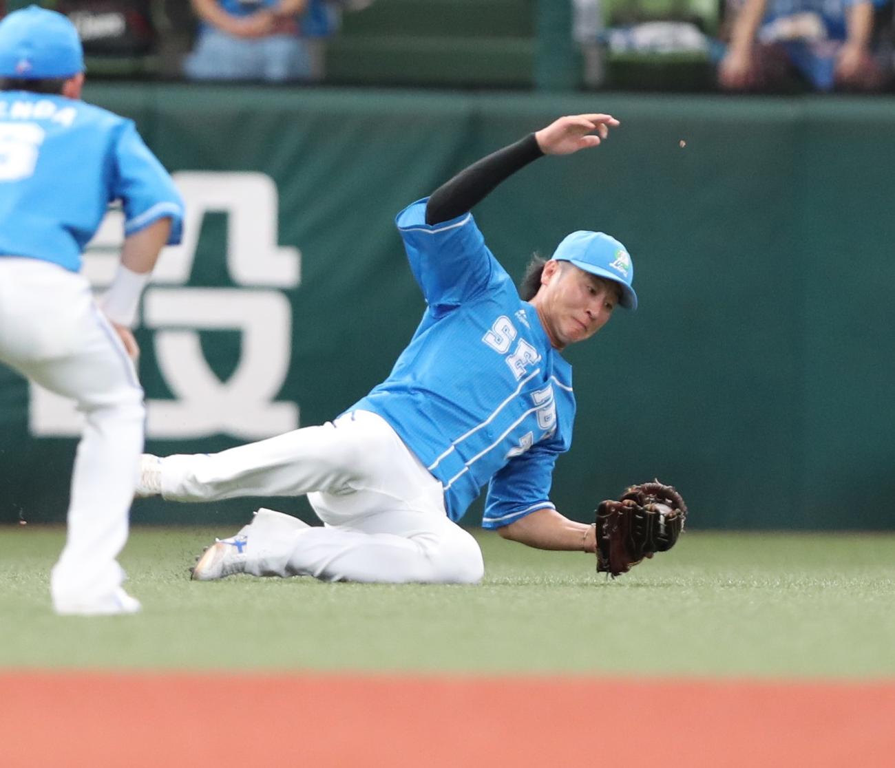 西武対日本ハム　3回表日本ハム1死、近藤の打球をスライディングキャッチする金子（撮影・黒川智章）