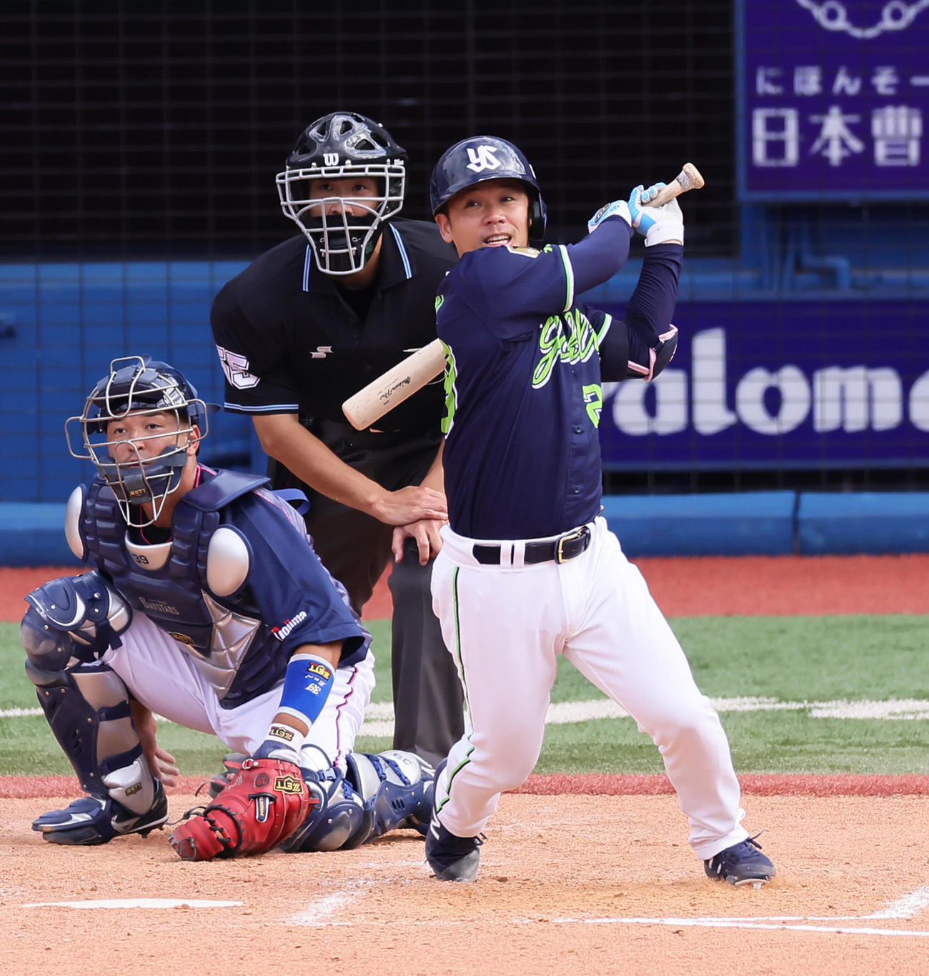 DeNA対ヤクルト　5回表ヤクルト2死三塁、小川は先制の中前適時打を放つ（撮影・足立雅史）